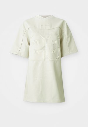 Vestido deportivo de manga corta Air Jordan blanco con tela perforada y el número 23 en relieve en la parte frontal.