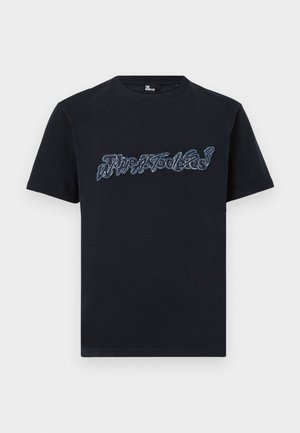 T-shirt en coton noir avec un texte graphique brodé en bleu texturé sur le devant. Col rond classique et manches courtes.