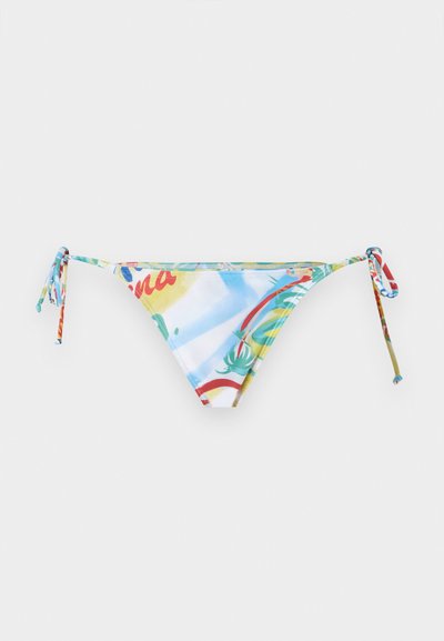 Bas de bikini coloré à nouer sur les côtés avec un imprimé tropical présentant des palmiers et des formes abstraites sur fond blanc.