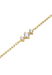 Zlatý náramek obsahuje tři kulaté kameny z kubického zirkonu s lesklým povrchem, propojené jemným řetízkem. Středový kámen je větší.