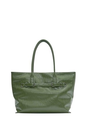 Zelen usnjen tote torba z dvema ročajema in vodoravnim dekorativnim pasom s srebrnimi zaponkami na sprednji strani.