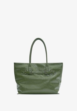 Zelena torba od kože s dva ručka i vodoravnom ukrasnom trakom sa srebrnim kopčama sprijeda.