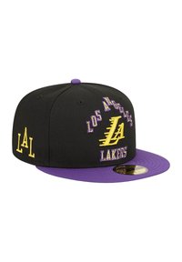 Zwarte pet met een paarse klep, voorzien van geborduurde tekst "Los Angeles Lakers" en "LAL" in geel en paars. Materiaal is stof.