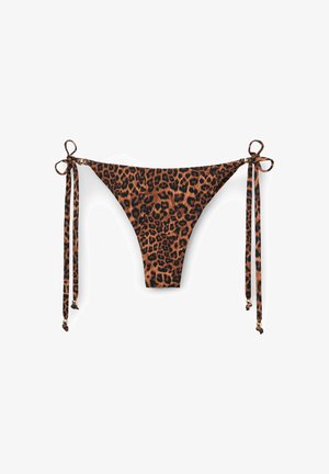 Braguita de bikini con estampado de leopardo, con lazos laterales ajustables y pequeñas cuentas metálicas en los extremos, sobre un fondo blanco.