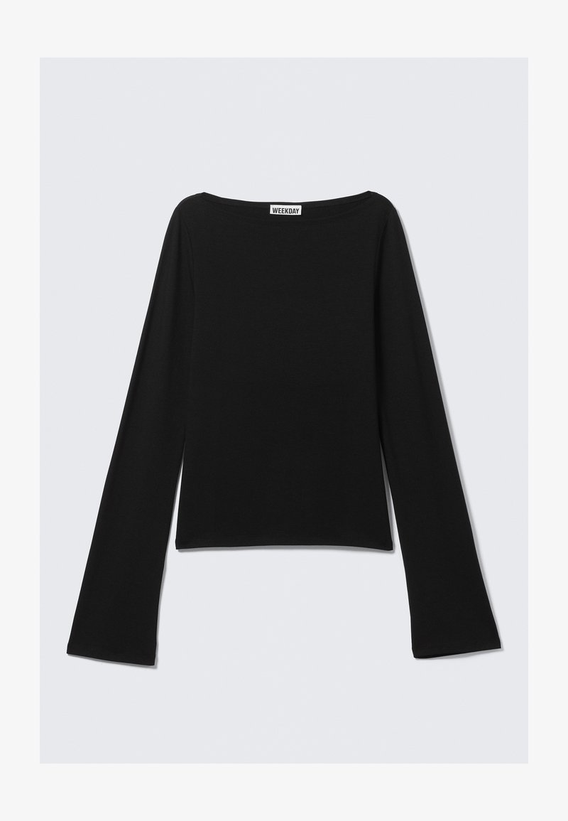 Top nero a maniche lunghe con scollo a barca, realizzato in tessuto morbido. Presenta un taglio dritto con spacchi laterali, etichetta visibile sullo scollo.