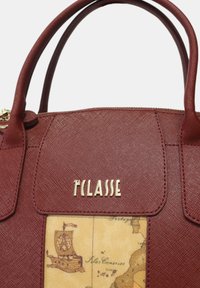 Borsa a tracolla rossa con texture e hardware dorato. Caratterizzata da un design a mappa sulla tasca frontale. Doppi manici e chiusura con zip.