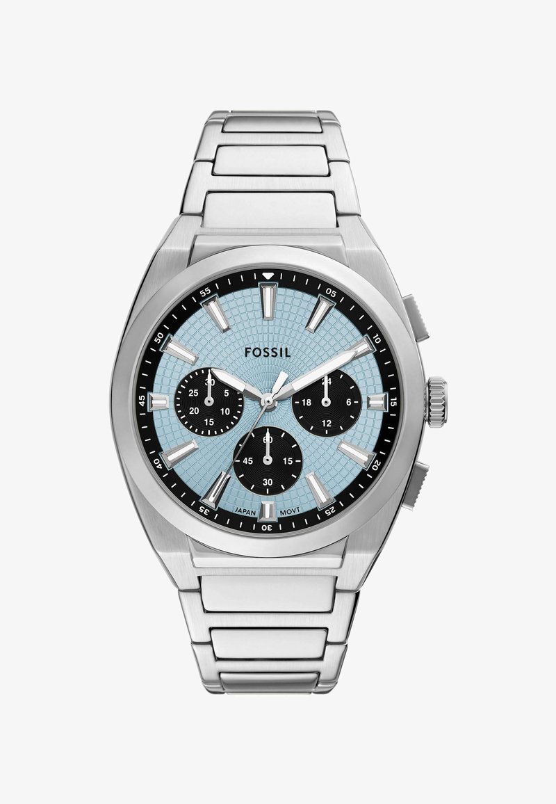 Montre en acier inoxydable argenté avec un cadran bleu clair, des sous-cadrans noirs et des index des heures argentés. Équipée d'un bracelet en métal lié et de fonctions chronographe.