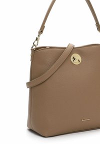 Braune strukturierte Lederhandtasche mit einem goldenen, runden Verschluss, einem oberen Henkel und einem verstellbaren Schultergurt. Verfügt über ein glattes, minimalistisches Design.