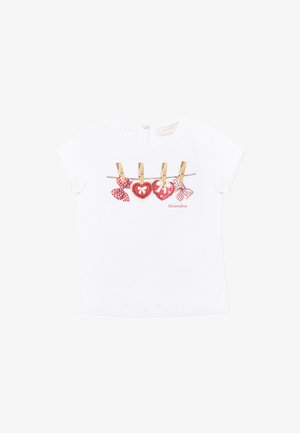 T-shirt bianco a maniche corte con stampa di quattro cuori decorativi appesi a un filo di bucato, con diverse trame e motivi, tra cui pois.