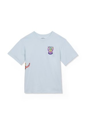 T-shirt à manches courtes bleu clair avec un hibou cartoon coloré tenant le mot "VOLCOM" sur la poitrine et un graphisme partiel rouge sur le côté de la manche.