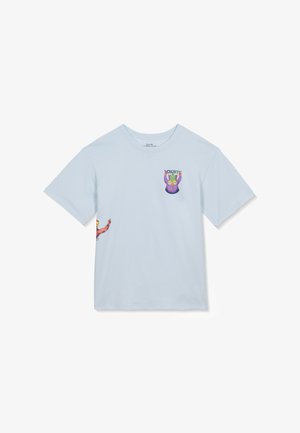 T-shirt à manches courtes bleu clair avec un hibou cartoon coloré tenant le mot "VOLCOM" sur la poitrine et un graphisme partiel rouge sur le côté de la manche.