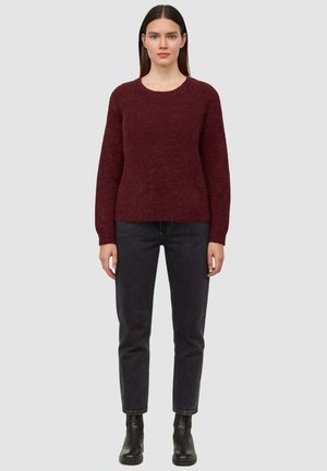 Maglione borgogna peloso con maniche lunghe e scollatura rotonda, abbinato a jeans neri a gamba dritta e stivaletti neri.