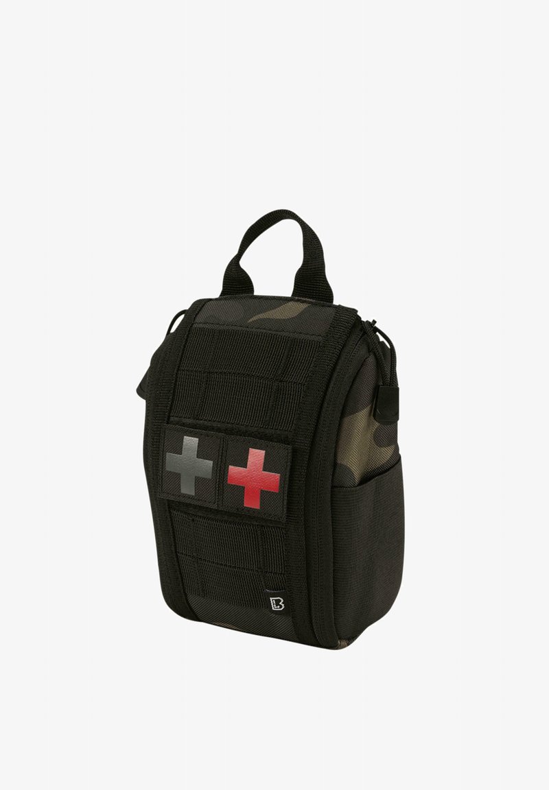 Melna taktiskā pirmās palīdzības soma ar kamuflāžas rakstu, ar sarkaniem un pelēkiem krusta simboliem, teksturēta auduma virsma un augšējā rokturis ērtai nēsāšanai.