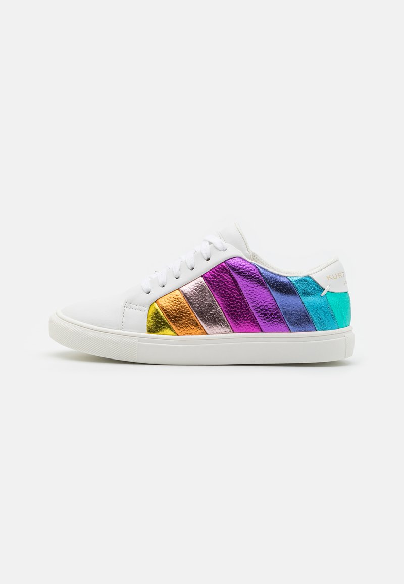 Biała sneakersy z fakturowanymi, metalicznymi tęczowymi paskami w odcieniach fioletu, magenty, pomarańczy, żółtego i akcentami turkusu po boku. Gumowa podeszwa.