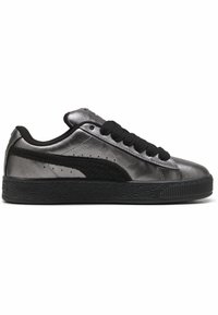 Fekete és fémszürke sneaker sima bőr felsőrésszel, texturált fekete kiegészítőkkel, kerek fűzőkkel és mintázott gumitalppal.