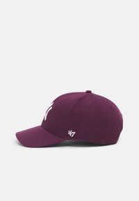 Bordo bejzbolska kapa s zakrivljenim vizorom, izvezeni logo u bijeloj boji i suptilni detalji šivanja. Ima šest ventilacijskih rupa i snapback zatvaranje.
