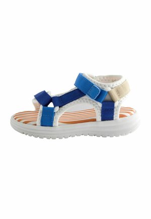 Børne sandal med åben tå, hvid sål, orange-stribet indersål og justerbare blå og beige remme.
