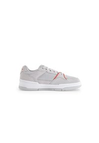 Lichtgrijze sneaker van mesh en suède materiaal, met oranje accenten, vetersluiting en een witte rubberen zool. Heeft een gewatteerde kraag en tong.