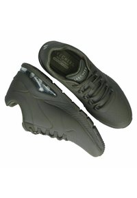 Scarpe da ginnastica grigie con una parte superiore sintetica liscia, chiusura con lacci, dettagli perforati e un tacco trasparente con ammortizzazione ad aria.