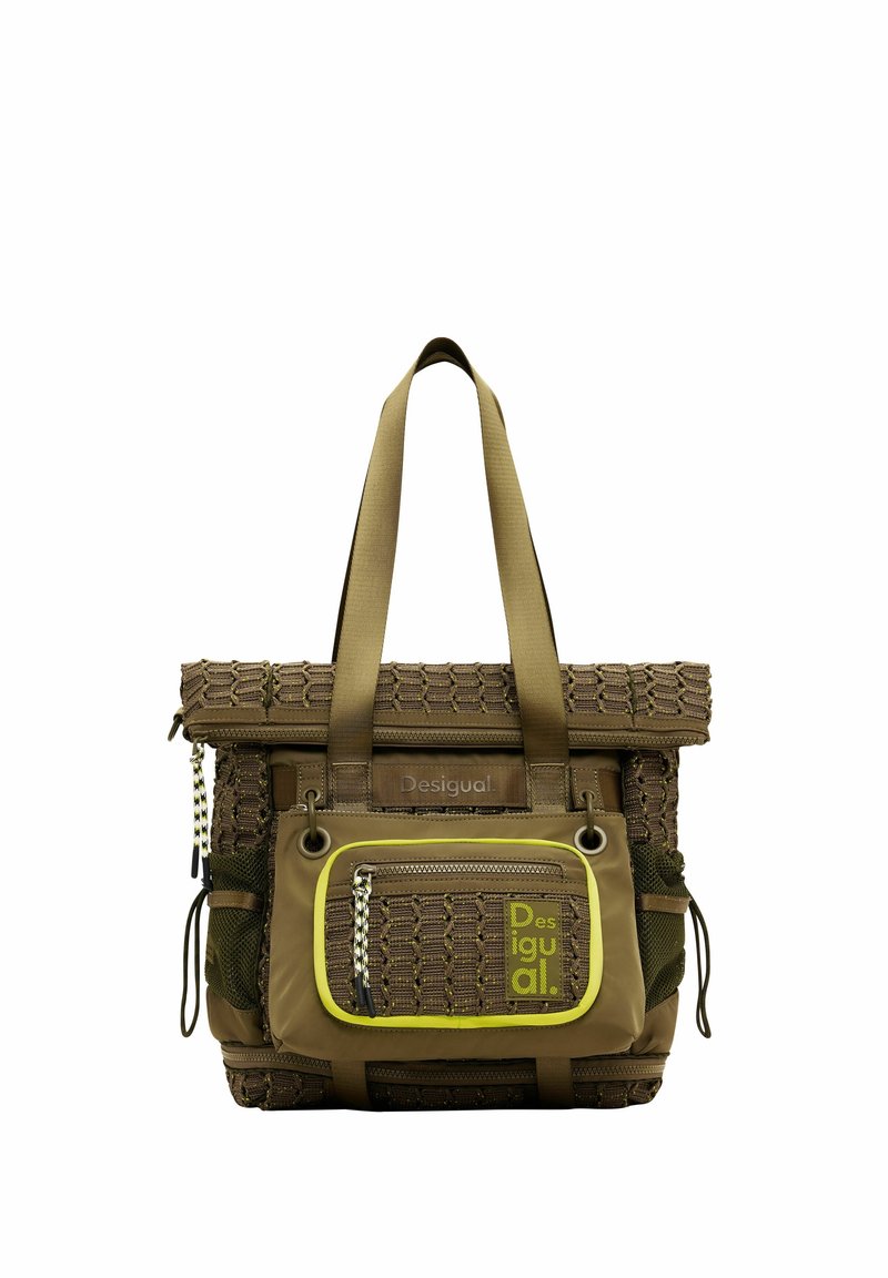 Sac fourre-tout marron texturé avec doubles poignées, poche zippée avant soulignée de jaune fluo et poches latérales en filet, marqué "Desigual" à l'avant.