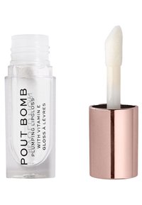 Tubo de plástico transparente que contiene brillo labial etiquetado como "POUT BOMB," con un aplicador blanco adjunto a una tapa metálica de oro rosa.