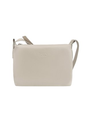 Borsa a tracolla in pelle beige con superficie testurizzata, chiusura con zip superiore e tracolla regolabile. Presenta un marchio impresso sulla parte frontale.