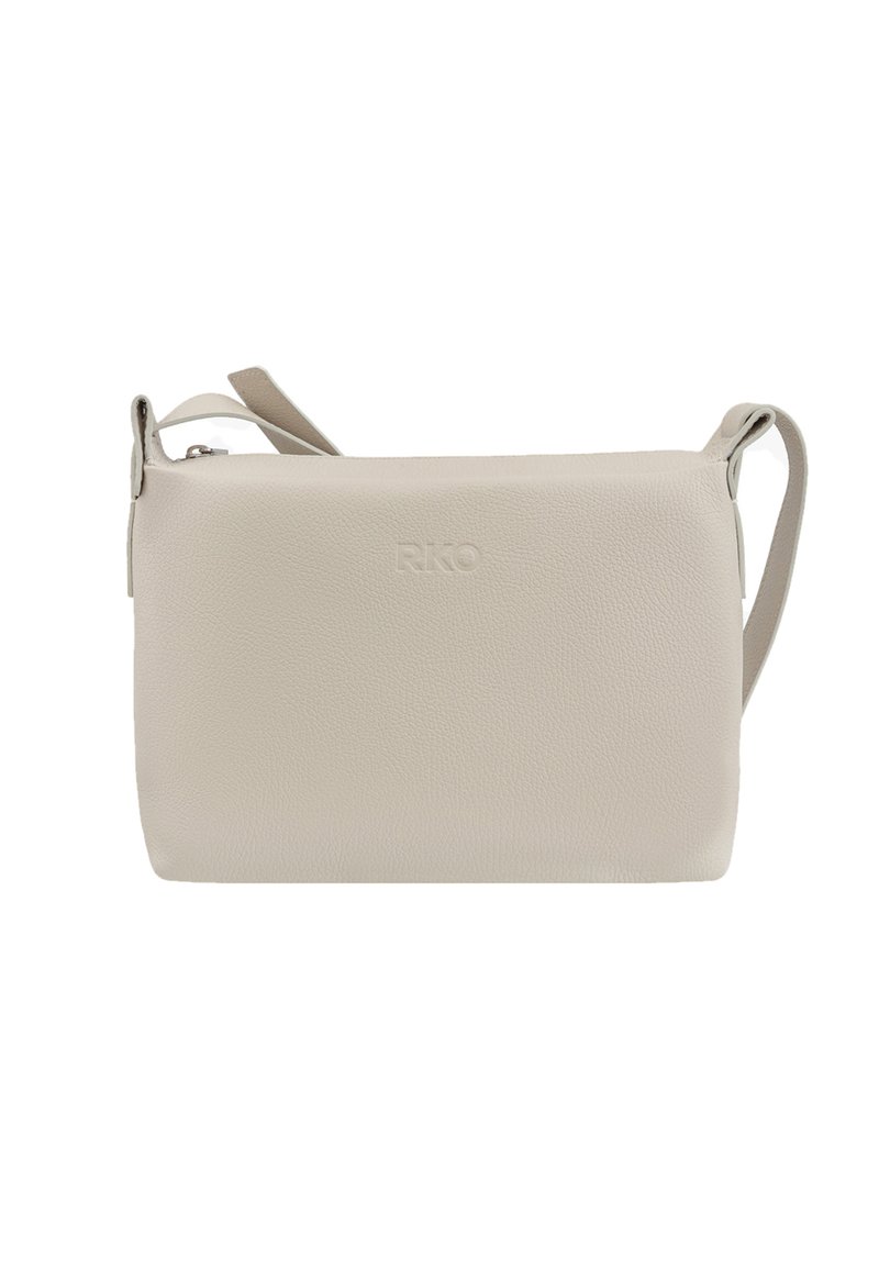 Borsa a tracolla in pelle beige con superficie testurizzata, chiusura con zip superiore e tracolla regolabile. Presenta un marchio impresso sulla parte frontale.