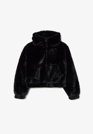 Chaqueta corta de piel sintética negra con capucha, cierre de cremallera, mangas largas y bolsillo delantero. Textura suave con un aspecto esponjoso.