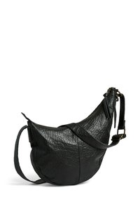 Sac à épaule en cuir noir avec une surface texturée et froissée. Présente une forme incurvée, une bandoulière réglable et une fermeture éclair avec des accents métalliques.
