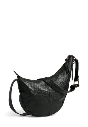 Sac à bandoulière en cuir noir avec une surface texturée, une forme courbée, une bandoulière réglable et une fermeture éclair. Présente des accents de quincaillerie minimalistes.