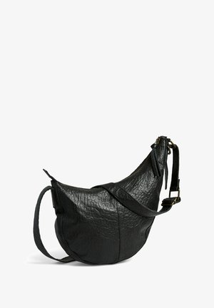 Sac à bandoulière en cuir noir avec une surface texturée, une forme courbée, une bandoulière réglable et une fermeture éclair. Présente des accents de quincaillerie minimalistes.