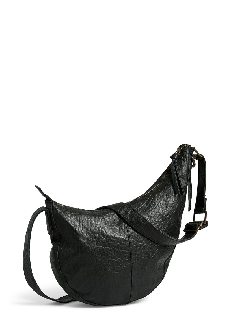 Sac à épaule en cuir noir avec une surface texturée et froissée. Présente une forme incurvée, une bandoulière réglable et une fermeture éclair avec des accents métalliques.