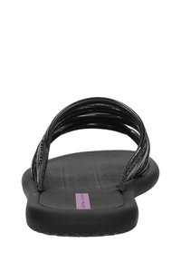 Tongs noires avec semelle texturée noire. Présentent plusieurs sangles courbes et un accent violet sur la semelle. Design flexible et léger.