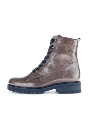 Bottines métalliques marron avec une finition texturée, présentant des lacets noirs, un bout rond et une semelle en caoutchouc noir robuste.