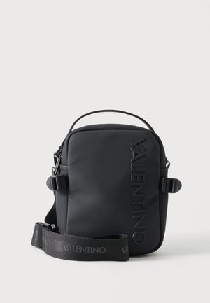 Czarna torebka na ramię Valentino z wyściełanym przodem, górnym uchwytem i regulowanym paskiem na ramię z wytłoczonym logo Valentino.
