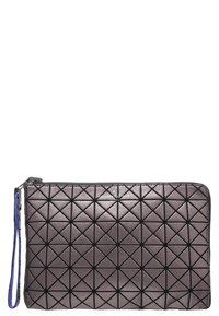 Obdélníkové psaníčko v kovově šedé barvě s geometrickým vyraženým vzorem, vybavené černým zipem a fialovým náramkem na zápěstí. Strukturovaný povrch.