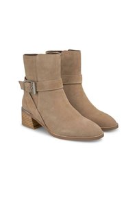 Tanowe zamszowe botki za kostkę z wydłużonym noskiem, z paskiem i klamrą oraz niskim, klockowym obcasem. Powierzchnia ma miękką teksturę.