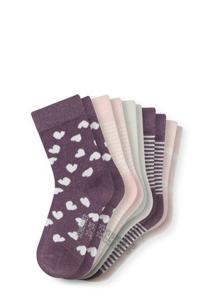 Set bestehend aus acht Socken in verschiedenen Pastellfarben: lila mit weißen Herzen, hellrosa, grau und gestreifte Designs. Baumwollmischung, weicher Textur.