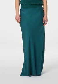 Vloeiende teal satijnen rok met een lichte glans, met een aansluitende tailleband en een gladde textuur, die naar de vloer tapert.