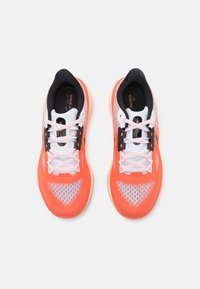 Nike Performance VOMERO 17 - Utcai futócipők - white/black/light wild mango/crimson tint/dark russet/metallic silver