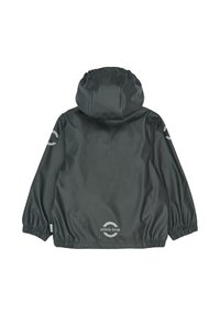 Temno siva vodoodporna jakna s kapuco, elastičnimi manšetami in gladko, sijočo teksturo. Ima logotip na hrbtni strani in rokavih kot del blagovne znamke.