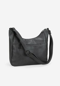 Bolso de hombro de cuero negro con correa ajustable y bolsillo con cremallera en la parte frontal, presentado sobre un fondo blanco liso.