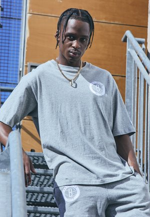 NBA BROOKLYN NETS LEAGUE ESSENTIALS OVERSIZED TEE - Klubbklær - grey
