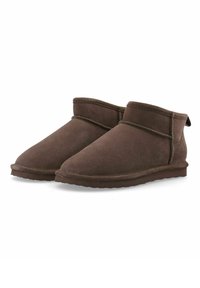 Bottines en daim marron au design simple, avec un petit talon, un bout rond et des coutures minimalistes. Texture douce dans l'ensemble.