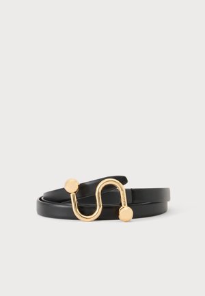 Zwarte leren riem met een gouden metalen gesp in de vorm van een gebogen "S" met ronde uiteinden, getoond opgerold op een lichte achtergrond.