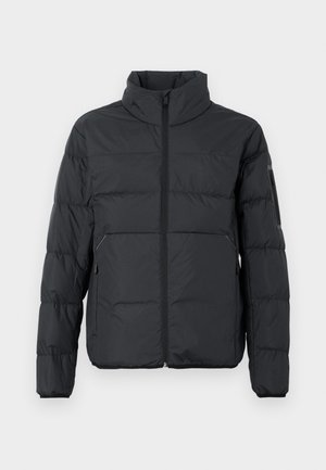 Chaqueta de plumas negra con cuello alzado, cierre frontal con cremallera y bolsillos laterales. Presenta costuras horizontales y una textura suave y lisa.