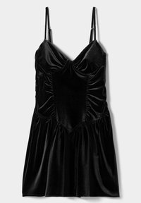 Svart sammetsklänning med justerbara spaghettiarmband, rynkad bodice och en utställd kjol. Har en centralpanel och strukturerad yta.