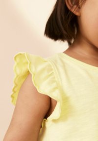 Next SCALLOP-REGULAR FIT - Triko s potiskem - yellow