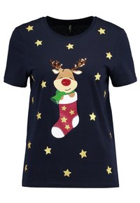 Marinblå kortärmad T-shirt med ett renmotiv där hornarna är prydda med paljetter, en röd näsa och en grön scarf, omgiven av guldstjärnor och en röd jullångsocka.