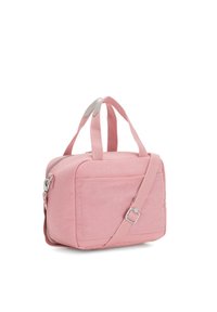 Borsa di stoffa rosa con texture morbida, dotata di due manici superiori, una tracolla removibile e un compartimento principale con zip.